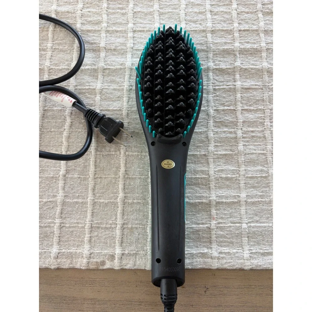 Sutra Ionic Heat Brush in a teal and black, tested works